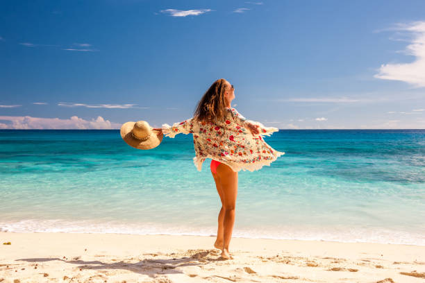 kobieta z sarongiem na plaży na seszelach - women sarong beach white zdjęcia i obrazy z banku zdjęć