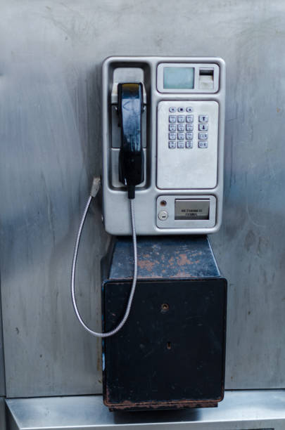 telefone antigo em caixa de telefone com espaço de cópia - coin operated pay phone telephone communication - fotografias e filmes do acervo