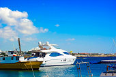 liegeplatz-mit-yachten-im-mittelmeer-gegen-blauen-himmel-in-paphos-zypern.jpg?b=1&s=170x170&k=20&c=mklOcCivt62qKU2Y7M8MpnovC3jFUWWKQIXzqWF9NXs=