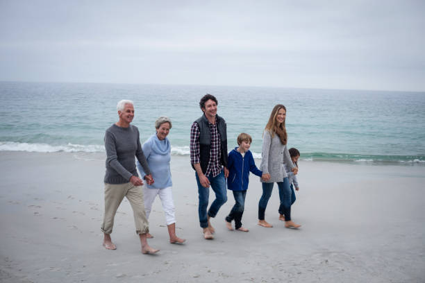 familia caminando en la playa - retirement grandfather senior adult child fotografías e imágenes de stock