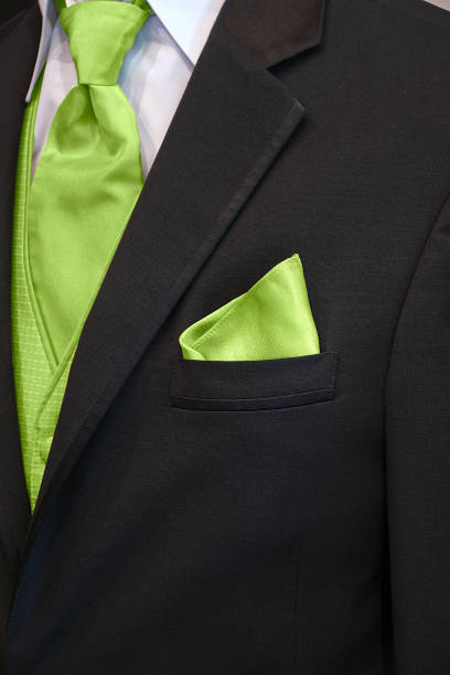 esmoquin negro con corbata verde - handkerchief necktie fashion tuxedo fotografías e imágenes de stock