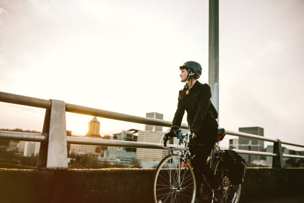 vélo dans la banlieue de portland, dans l'oregon - cycling bicycle women city life photos et images de collection
