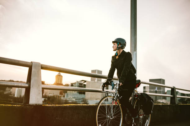 bike commuter in portland oregon - cycling bicycle women city life imagens e fotografias de stock