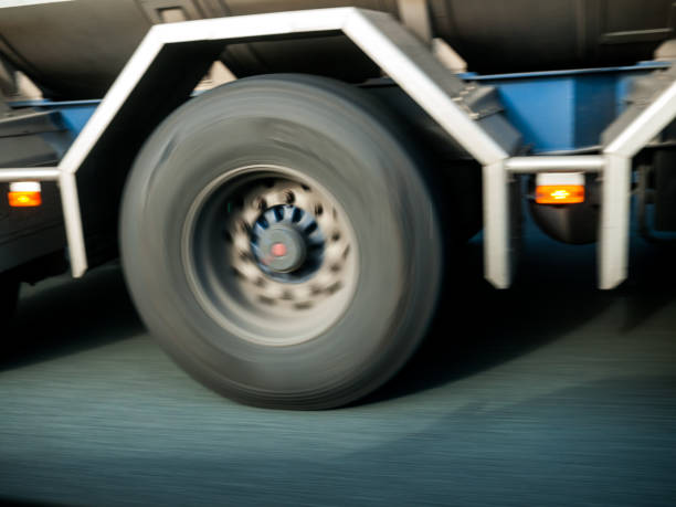 grande plano de pneu de caminhão dirigindo na estrada - truck close up fuel tanker semi truck - fotografias e filmes do acervo