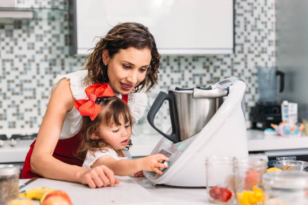 madre e hija cocinar juntos - food processor fotografías e imágenes de stock