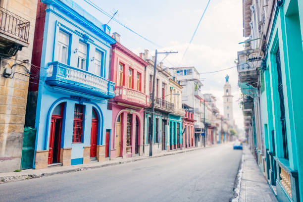 istock Colorful Colonial Architecture on Havana Cuba Streets 673219614