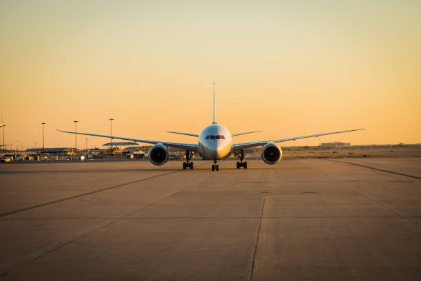 aeropuerto con moderno avión listo para despegar - takeoff fotografías e imágenes de stock