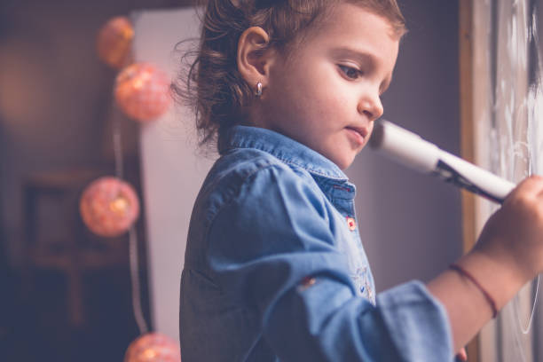 istock Beautifull little girl drawing 673225952