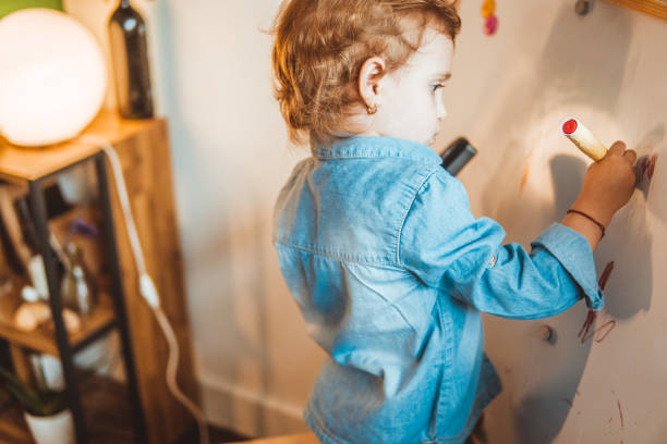 istock Beautifull little girl drawing 673226002