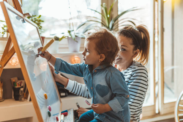 istock Mother and daugter drawing 673226104