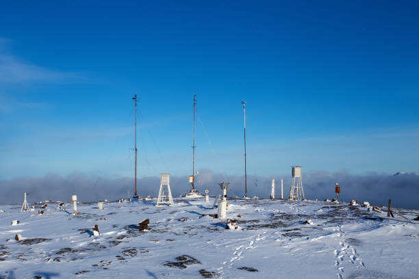 stazione meteorologica in montagna durante il giorno d'inverno - arctic station snow science foto e immagini stock
