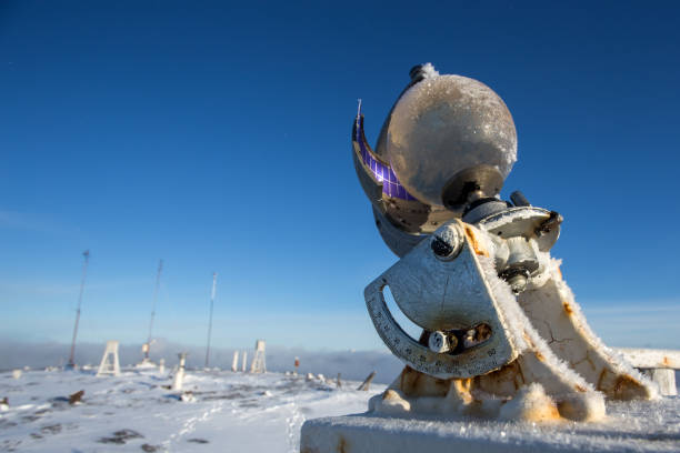 la grabadora de sol campbell-stokes cerca de la estación meteorológica en invierno - arctic station snow science fotografías e imágenes de stock