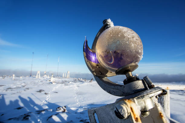 la grabadora de sol campbell-stokes cerca de la estación meteorológica en invierno - arctic station snow science fotografías e imágenes de stock