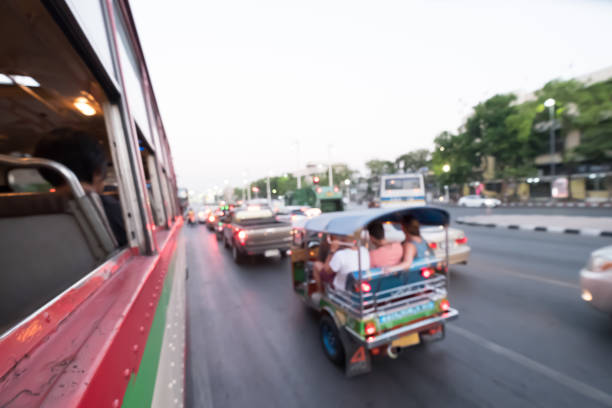 バンコクの交通渋滞でバスから写真を撮ってのトゥクトゥクをぼかし。自動人力車。 - autorick ストックフォトと画像