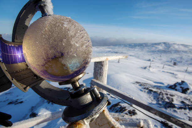 enregistreur de soleil campbell-stokes près de la station météorologique à l’hiver - arctic station snow science photos et images de collection