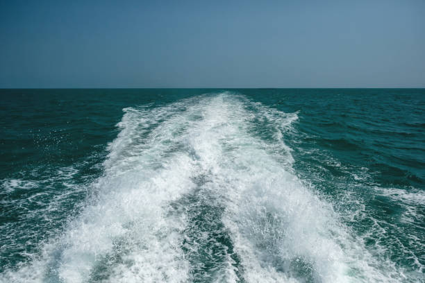 istock Water splash behind of speed boat at the vast ocean 673279708