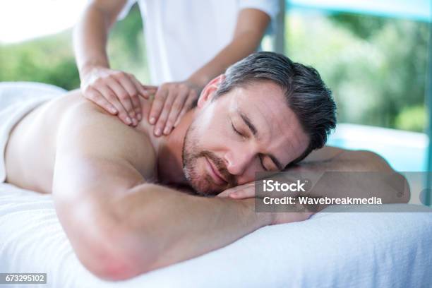 Mann Masseur Rückenmassage Erhalten Stockfoto und mehr Bilder von Massieren - Massieren, Männer, Wellness und Schönheitsbehandlung