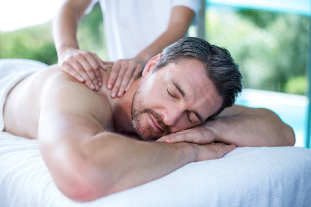 hombre recibir masaje de espalda de masajista - massage therapist massaging sport spa treatment fotografías e imágenes de stock