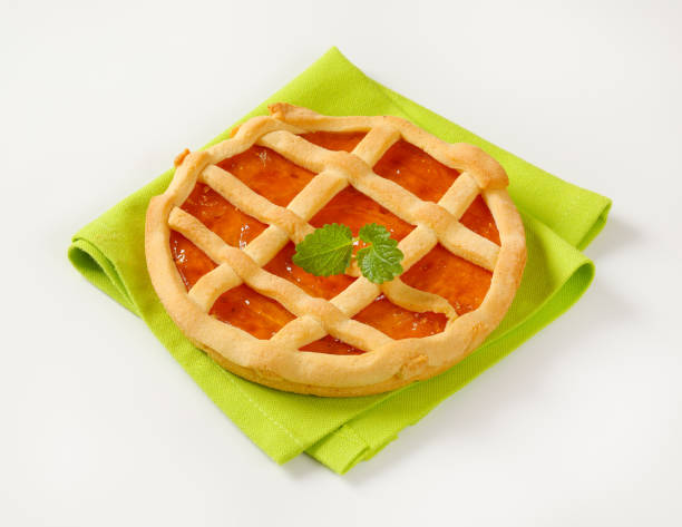 istock Lattice topped fruit tart (crostata) 673299302