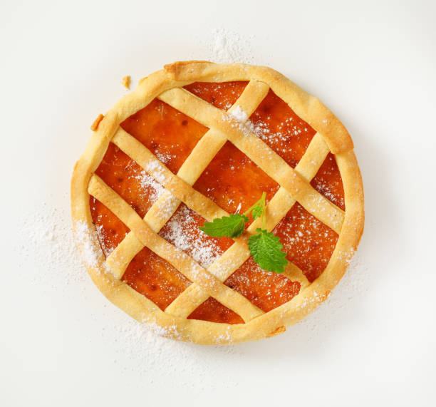istock Lattice topped fruit tart (crostata) 673299346