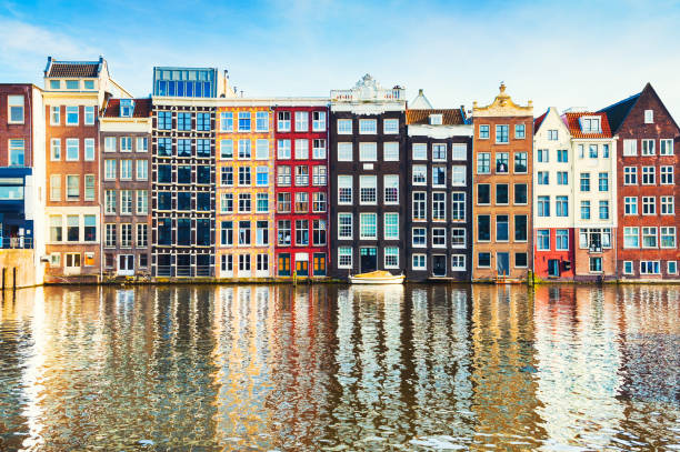 istock Traditional houses in Amsterdam, Netherlands 673307254