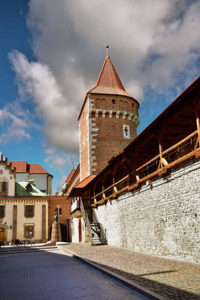 pijarska street junto a la puerta de san florián. casco antiguo de cracovia - florianska street fotografías e imágenes de stock