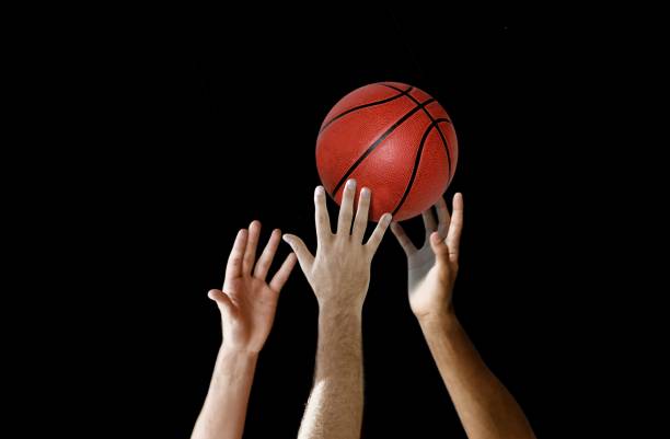 баскетболисты стороны достижения для мяча в конкурсе - basketball sport human hand reaching стоковые фото и изображения