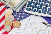 usa-flagge-und-geld-mit-grafik-stift-und-taschenrechner.jpg?b=1&s=170x170&k=20&c=gtCkI-ofEPmeecadvXWRbTNbuCBZVk1CAyXLE50zhSA=