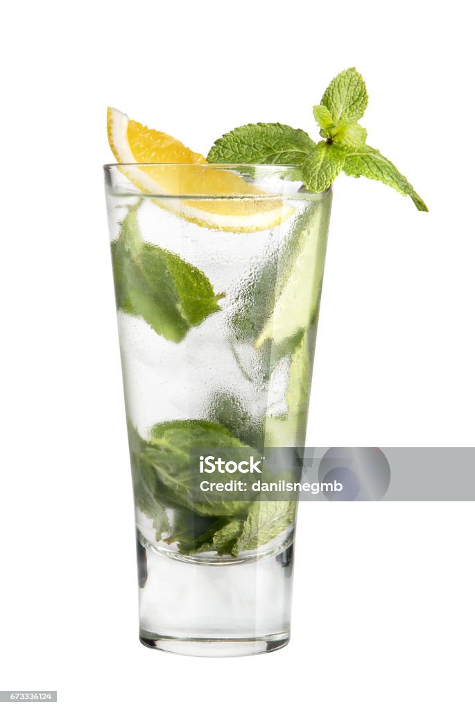 Cocktail Mojito auf weißem Hintergrund - Lizenzfrei Alkoholisches Getränk Stock-Foto