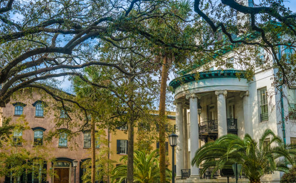 charmanten parkähnliches platz (unter 22 plätze) in der historischen bezirk von savannah, georgia, usa - southern charm stock-fotos und bilder