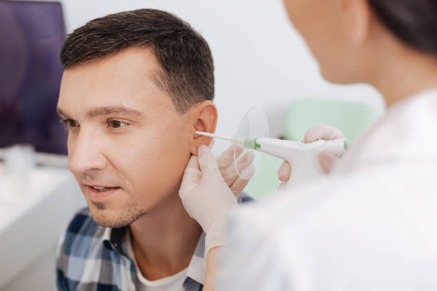 homem novo atento que olha para a frente - throat exam - fotografias e filmes do acervo