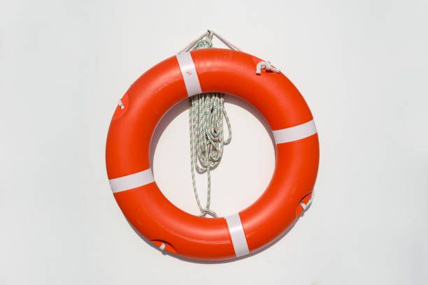 プールで白い壁に掛かっているベルト - life belt nautical vessel life jacket buoy ストックフォトと画像