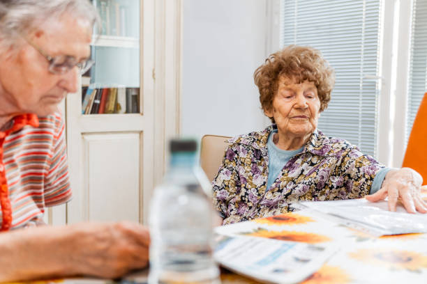 istock Seniors  Reading Newspaper In The Retirement Home 673350722