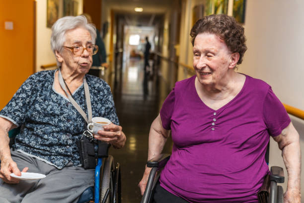 istock Coffee Break For Seniors In The Retirement Home 673350744