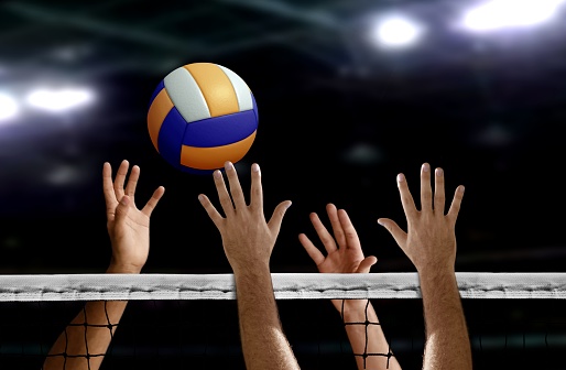 Bloque de la mano de spike del voleibol en la red photo