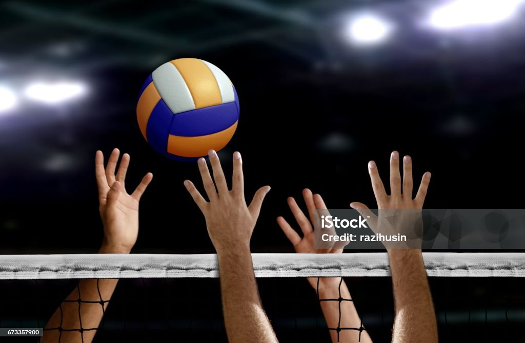 Bloque de la mano de spike del voleibol en la red - Foto de stock de Juego de vóleibol libre de derechos