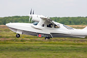 amphibienflugzeug-landet-auf-dem-rasenfe