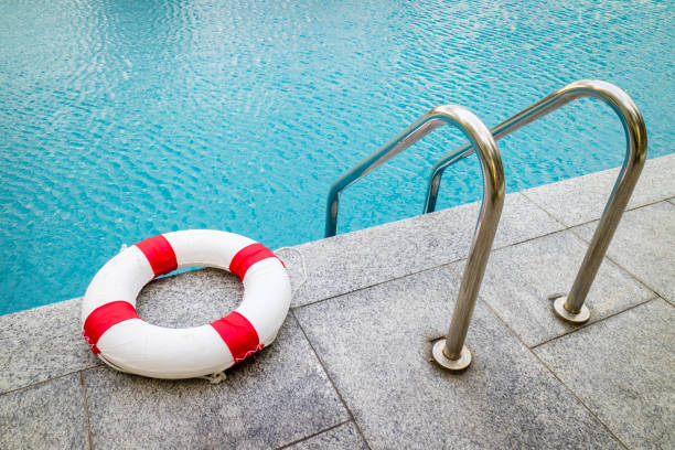 rettungsring am pool.emergency reifen schwimmen im swimmingpool zu schwimmen. - den sprung wagen fotos stock-fotos und bilder