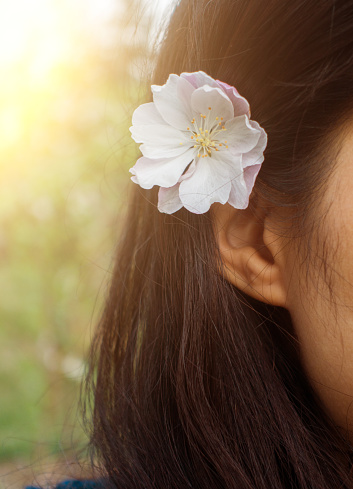 Молодая Женщина С Цветком За Ухом — стоковые фотографии и другие ...