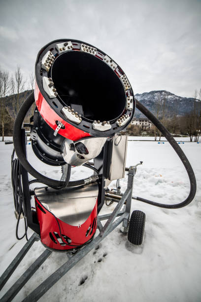 雪作り機がクローズアップ。冬の雪の大砲。スノーガン - mountain winter season machine snow making machine ストックフォトと画像