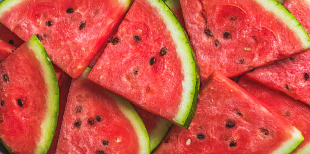 pokrojony w plasterki czerwony dojrzały arbuz. tło i tekstura owoców - watermelon fruit summer portion zdjęcia i obrazy z banku zdjęć