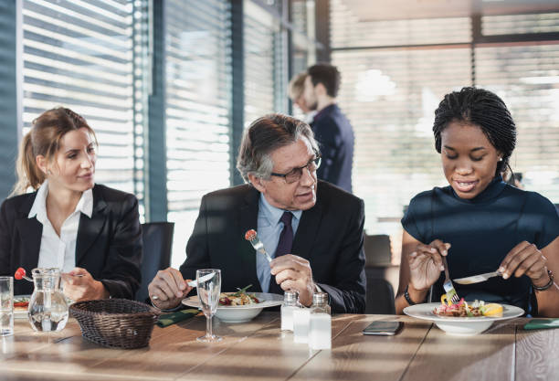 pessoas de negócios em um café restaurante na pausa para o almoço - business meeting business lunch business person - fotografias e filmes do acervo