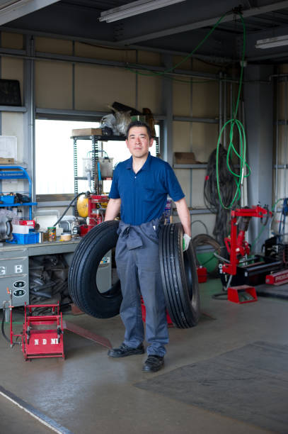 boutique de pneu - usine-de-fabrication-de-pneus photos et images de collection