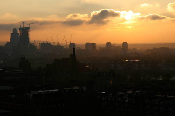 istock Sunset view of ever-growing London 673437048