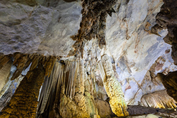istock Iside Paradise Cave (Thien Duong Cave), Ke Bang National Park, Vietnam 673443672