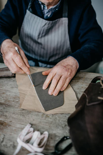 istock Cobbler determines the measures for the shoe 673444052