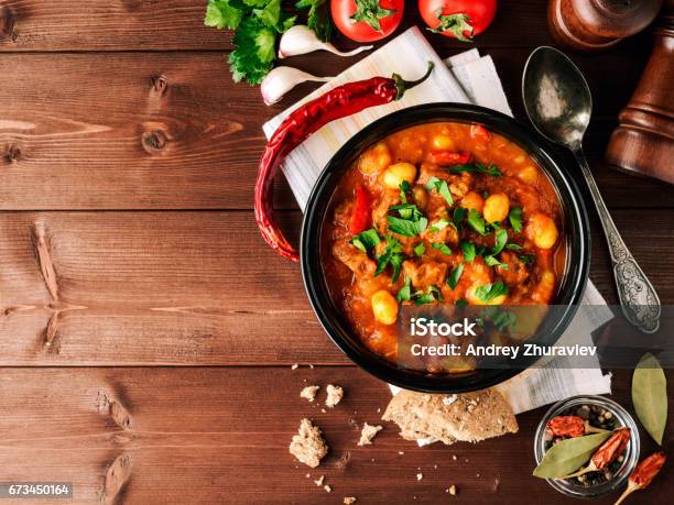 Gulasch In Ciotola Di Ceramica Su Sfondo Legno Zuppa Tradizionale Ungherese - Fotografie stock e altre immagini di Goulash