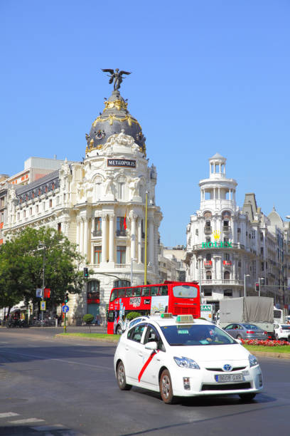 дорожное движение возле здания метрополиса - metropolis building стоковые фото и изображения