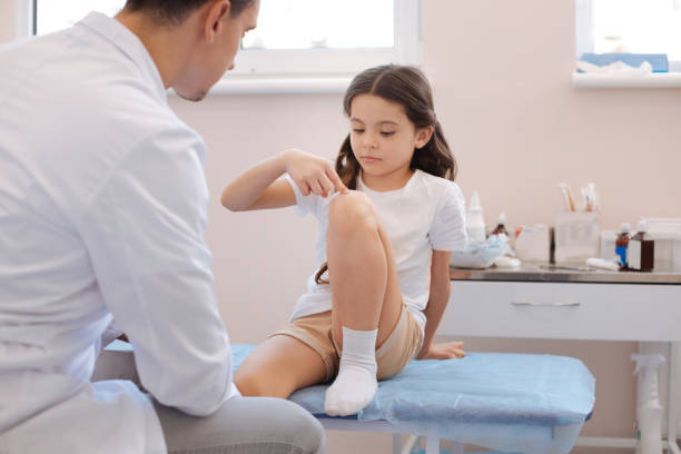 좋은 불행한 소녀 고통에 대 한 의사를 불평 - doctor human knee human leg medical exam 뉴스 사진 이미지