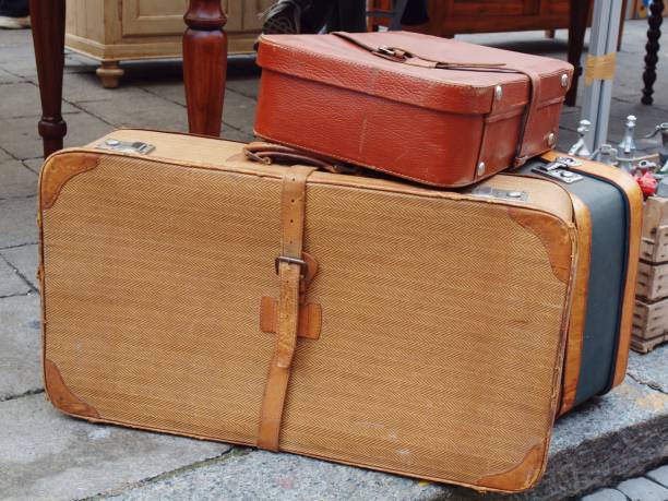 Old suitcases Set of suitcases for sale at the flea market valigia stock pictures, royalty-free photos & images